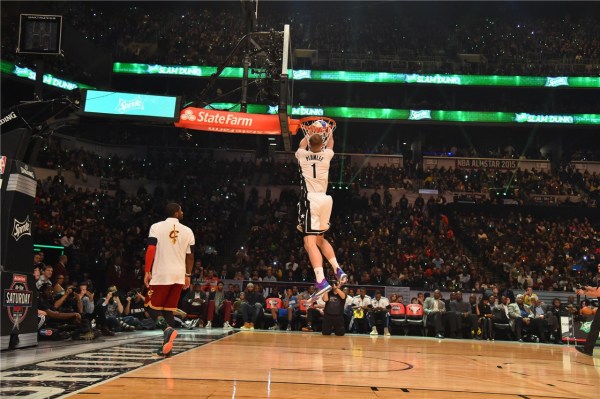  拉文扣篮大赛级表演，公牛大胜活塞展现全明星实力